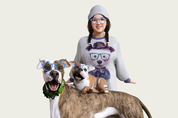 犬二匹と女の子が同じ青い眼鏡をかけて楽しそうにポージングする