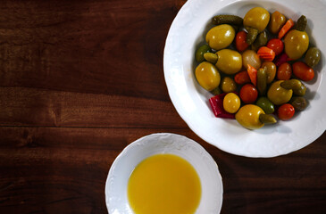 Fototapeta na wymiar Variety of spanish olives and olive oil on a wood background
