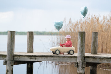 mit dem Tretauto am See
