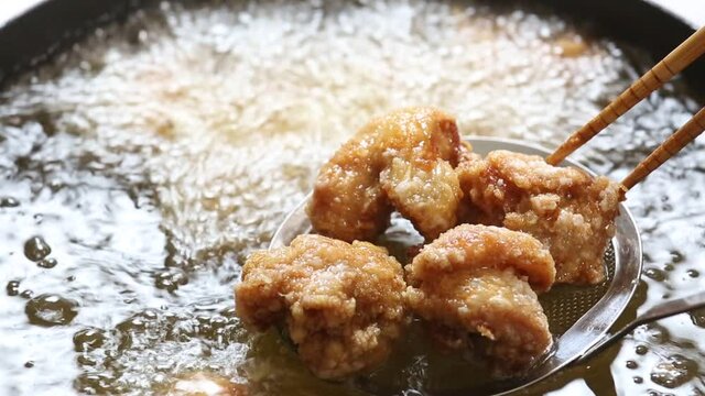調理風景　鶏のから揚げ　揚物　唐揚