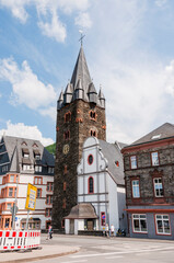 Obraz premium Bernkastel, Sankt Michael, Glockenturm, Sankt Sebastian, Kirche, Altstadt, Altstadthäuser, Mosel, Moselufer, Fluss, Schifffahrt, Frühling, Rheinland-Pfalz, Deutschland