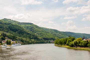 Obraz premium Bernkastel, Burgruine, Landshut, Altstadt, Altstadthäuser, Weinberge, Mosel, Moselufer, Fluss, Schifffahrt, Frühling, Rheinland-Pfalz, Deutschland