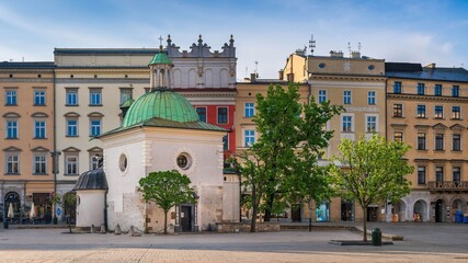 Kościół Świętego Wojciecha w Rynku Głównym w Krakowie o poranku - obrazy, fototapety, plakaty