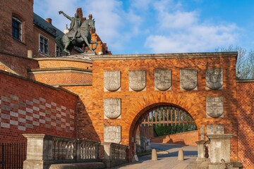 Widok na wejście na Wawel od strony pomnika Kościuszki o poranku