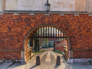 Widok na wejście na Wawel od strony pomnika Kościuszki o poranku