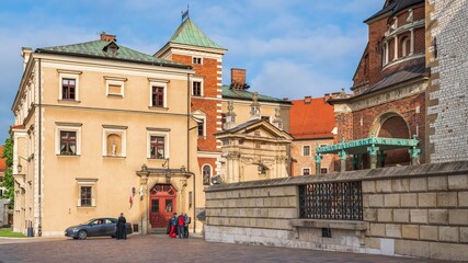 Naklejka premium Widok na Wawel od strony katedry i wież o poranku na wiosnę
