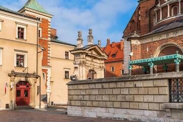 Widok na Wawel od strony katedry i wież o poranku na wiosnę
