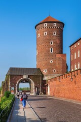 Brama wjazdowa na zamek na Wawelu o poranku