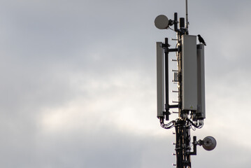 Mobile infrastructure antenna for best connection to cellular devices and fit for future...