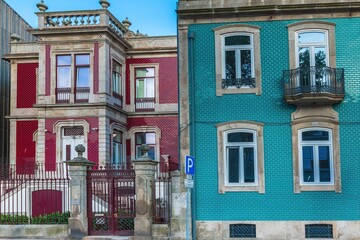 Dwie kolorowe malownicze kamienice w portugalskim porto - obrazy, fototapety, plakaty