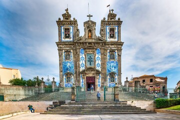 Kościół w Porto z elewacją z błękitnej mozaiki na wzgórzu - obrazy, fototapety, plakaty