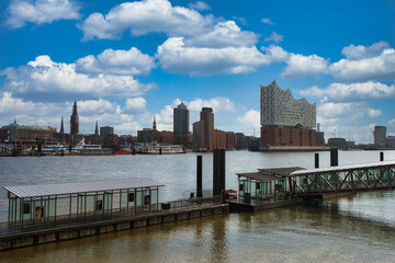 Fototapeta premium Stadtansicht Hamburg mit Elbphilharmonie