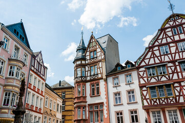 Bernkastel, Altstadt, Altstadthäuser, Michaelsbrunnen, Mosel, Weinberge, Fachwerkhäuser, Moselufer, Fluss, Schifffahrt,  Bernkastel-Kues, Frühling, Rheinland-Pfalz, Deutschland