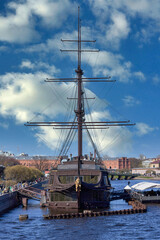 Fototapeta na wymiar Vintage sailing ship on the Neva River in St. Petersburg