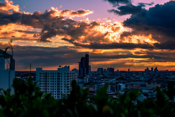 Obraz premium The high angle background of the city view with the secret light of the evening, blurring of night lights, showing the distribution of condominiums, dense homes in the capital community