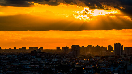 Obraz premium The high angle background of the city view with the secret light of the evening, blurring of night lights, showing the distribution of condominiums, dense homes in the capital community