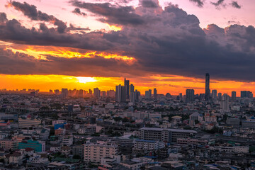 Fototapeta premium The high angle background of the city view with the secret light of the evening, blurring of night lights, showing the distribution of condominiums, dense homes in the capital community