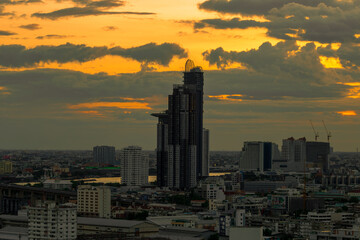 Fototapeta premium The high angle background of the city view with the secret light of the evening, blurring of night lights, showing the distribution of condominiums, dense homes in the capital community