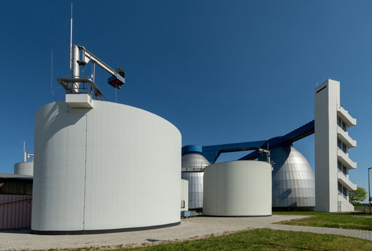 Kl&auml;rschlammbehandlung in der Kl&auml;ranlage, Eindicker und Faulgasbeh&auml;lter vor blauem Himmel.