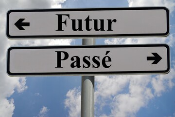 Panneaux indiquant la direction du passé et du futur