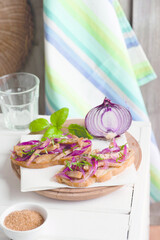 Bruschette with seitan fresh basil and sweet and sour onions (ph. Archivio Collection)