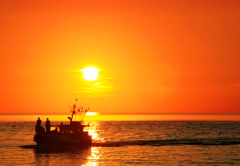 Fototapeta premium Sonnenuntergang mit Fischerboot