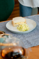 サンドイッチとサラダ　朝食のイメージ