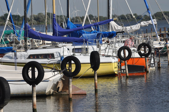 Der Olgahafen am Dümmer See: kleine Segelboote liegen am Anleger. 