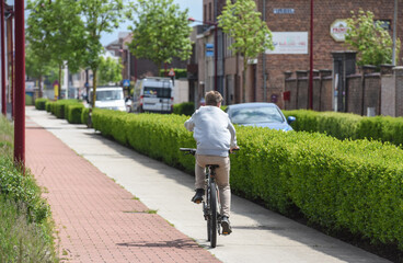 velo cycliste piste cyclable trafic circulation ecologie environnement jeune adolescent
