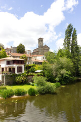 Obraz premium Eglise notre Dame de Clisson depuis le pont de la vallée