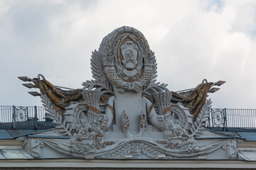 decorating the facades of houses in Moscow