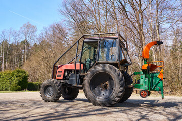 Forestry tractor or forestry tractor for harvesting wood in the forest