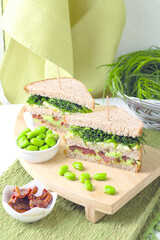 Club sandwich with agretti and broad bean pate (ph. Archivio Collection)