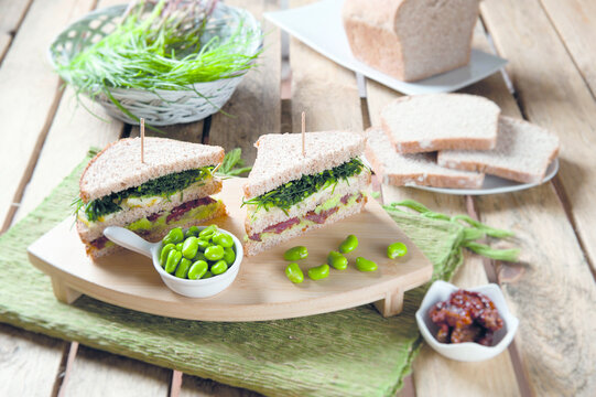 Club sandwich with agretti and broad bean pate (ph. Archivio Collection)