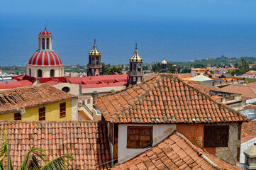 Obraz premium the roofs of the houses defy the vaults of the church