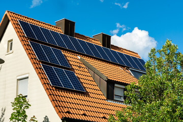 Fototapeta premium Hausdach mit Solaranlege
