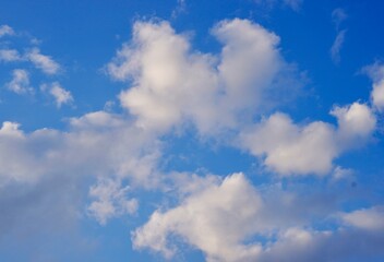 青い空に浮かぶ雲