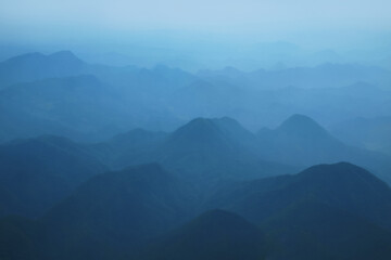 Fototapeta na wymiar 霧で霞んだ水墨画の様な山の風景