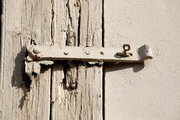 Alter eiserner Türbeschlag an alter heller Holztür, Deutschland, Europa