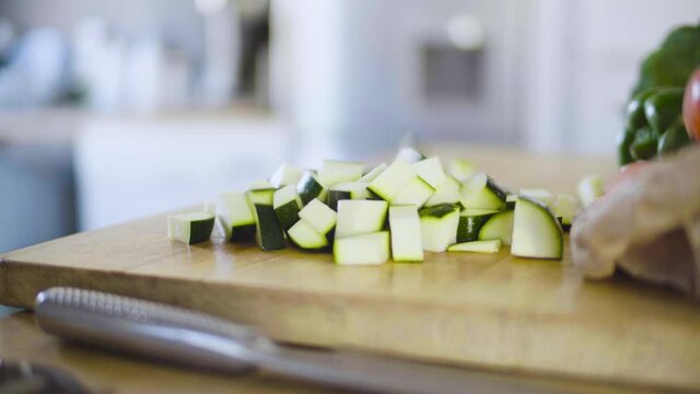 aliment, cuisiner, cuisine, chef, bouture, l&eacute;gume, cook, salade, femme, pr&eacute;paration, c&ocirc;telette, main, coupe, sain, repas, frais, pr&eacute;parer, planche, humain, gens, gros plan, tomates, carotte, homme, ma
