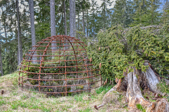 Gaimberg, Osttirol, Wolfsgrube, Relikt, Historisch, Gitter, Kuppel, Rost, Eisen, Schutz, Fallschutz, Jagd, Jagdmethode, Wolf, gef&uuml;rchtet, Schadwild, Grube, tief, Stein, Steinmauer, Steine, fallen, Fal