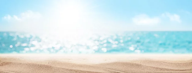 Foto op Plexiglas Zeestrand met heet zand en zonnige bokeh © karandaev
