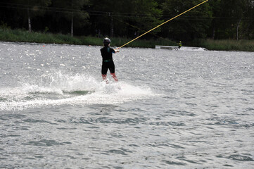 Fun-Wassersport: Wasserski und Wakeboard fahren am Alfsee