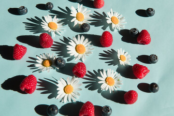 margherite lamponi estate sfondo 