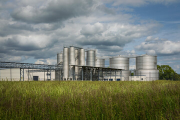 Fototapeta premium Industrieanlage auf der grünen Wiese in Wesel