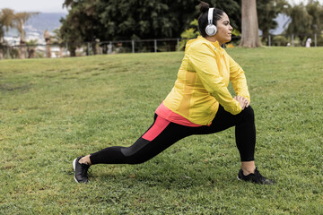 Fototapeta na wymiar Plus size woman doing sport workout routine outdoor in city park - Focus on face