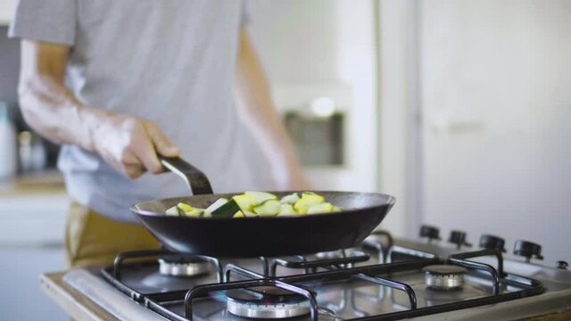 aliment, cuisiner, cuisine, chef, bouture, l&eacute;gume, cook, salade, femme, pr&eacute;paration, c&ocirc;telette, main, coupe, sain, repas, frais, pr&eacute;parer, planche, humain, gens, gros plan, tomates, carotte, homme, ma