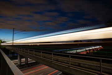 Lighttrails in alle Himmelsrichtungen - Zug und Autobahn Lichtstreifen