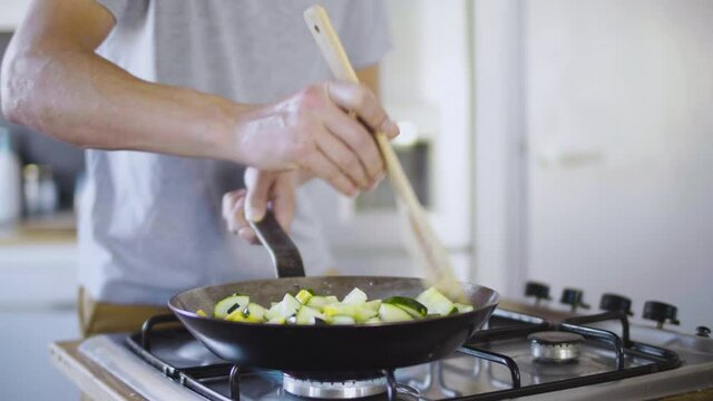 aliment, cuisiner, cuisine, chef, bouture, l&eacute;gume, cook, salade, femme, pr&eacute;paration, c&ocirc;telette, main, coupe, sain, repas, frais, pr&eacute;parer, planche, humain, gens, gros plan, tomates, carotte, homme, ma