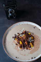 Chef vertiendo salsa dulce en un plato de galletas de chocolate se desmorona con frutas